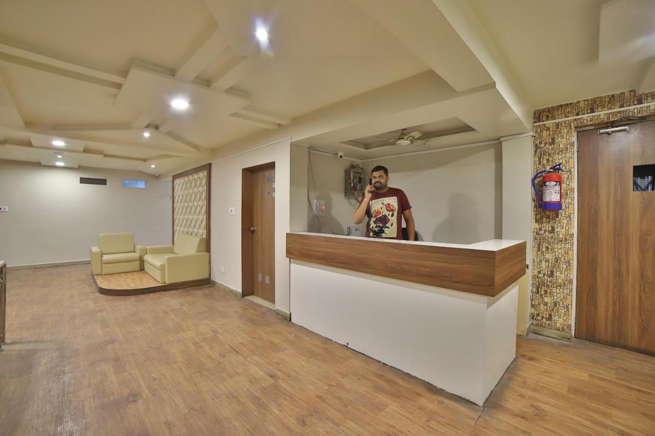 Oyo 41929 Hotel Loyal Residency Jamnagar Exterior photo